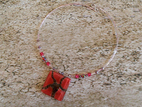 COLLIER avec PENDENTIF EN VERRE