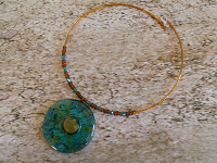 COLLIER avec PENDENTIF EN VERRE