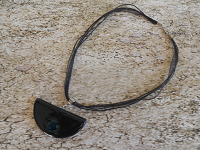 COLLIER avec PENDENTIF EN VERRE